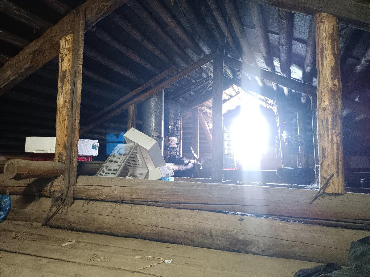 Здесь видно, что верхнее бревно треснуло спиралевидно, как бы раскручиваясь.