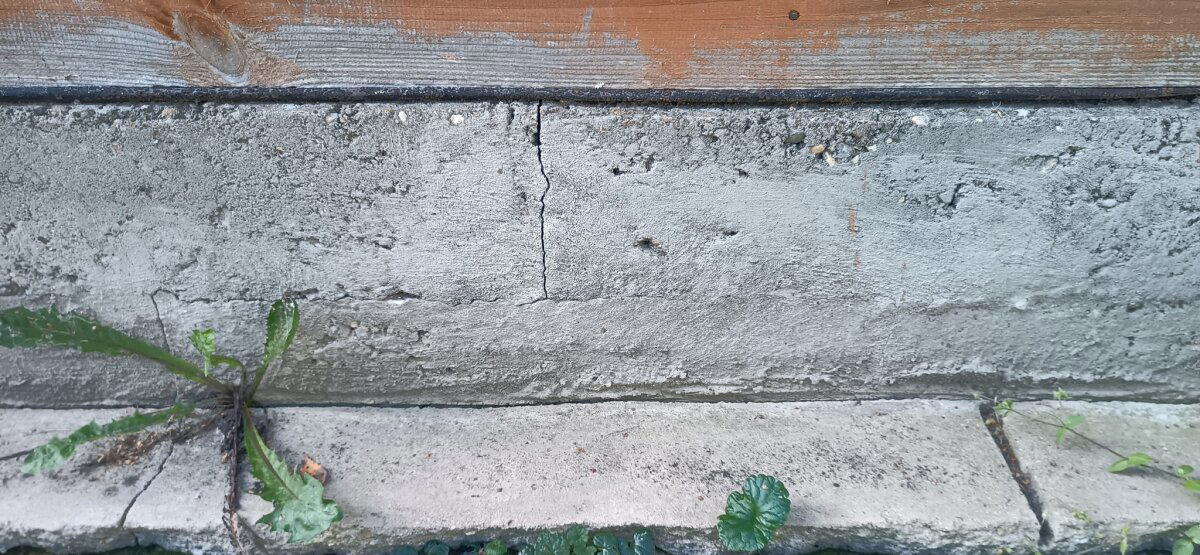 Трещины на цоколе, разлом отмостки.