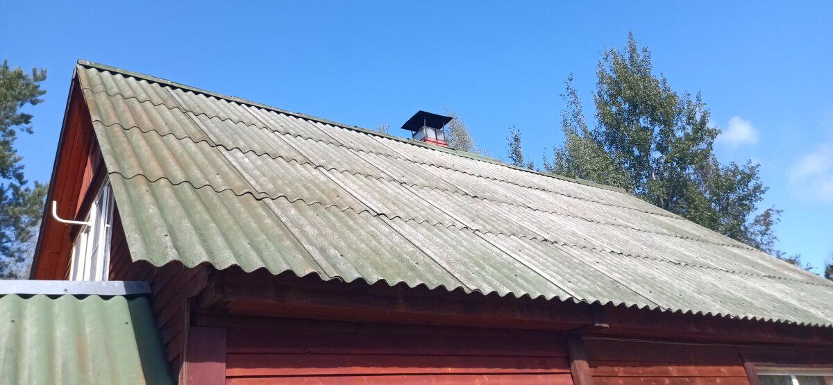 Шиферная крыша при качественном монтаже служит более 50 лет.