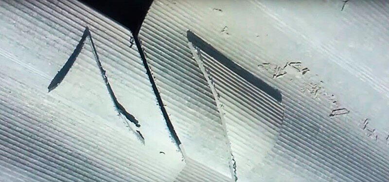 Запил шиферных листов при укладке кровли.