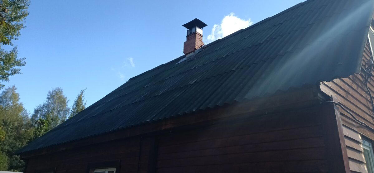 Белые полоски по сырому шиферу - это места нахлёста листов без запила. Т.к. они приподняты, они вентилируются лучше.