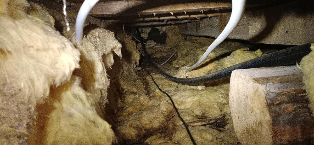 Утепление грунта минватой.