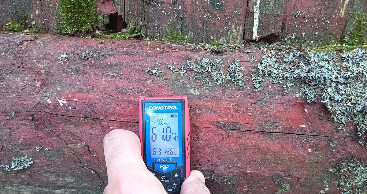 Когда нижний венец сруба имеет влажность 61%, его можно расковырять пальцем.