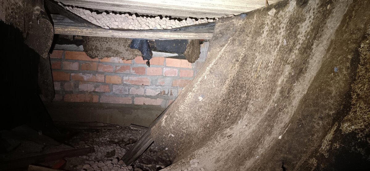 Советские технологии. Настил чернового пола был укрыт рубероидом, а сверху насыпан керамзит.