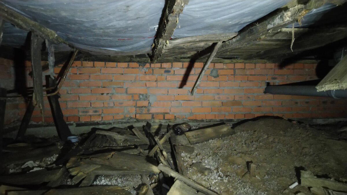 Полное разрушение чернового пола, разрушение лаг пола на 60%.