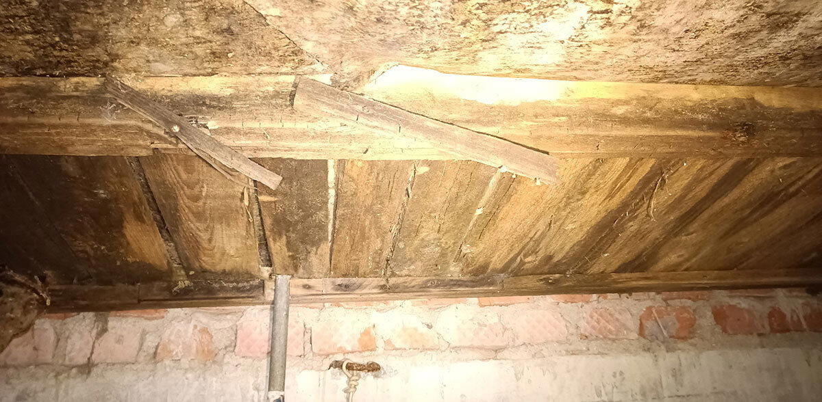 Частичное обрушение чернового пола, гнилостное поражение настила чернового пола.