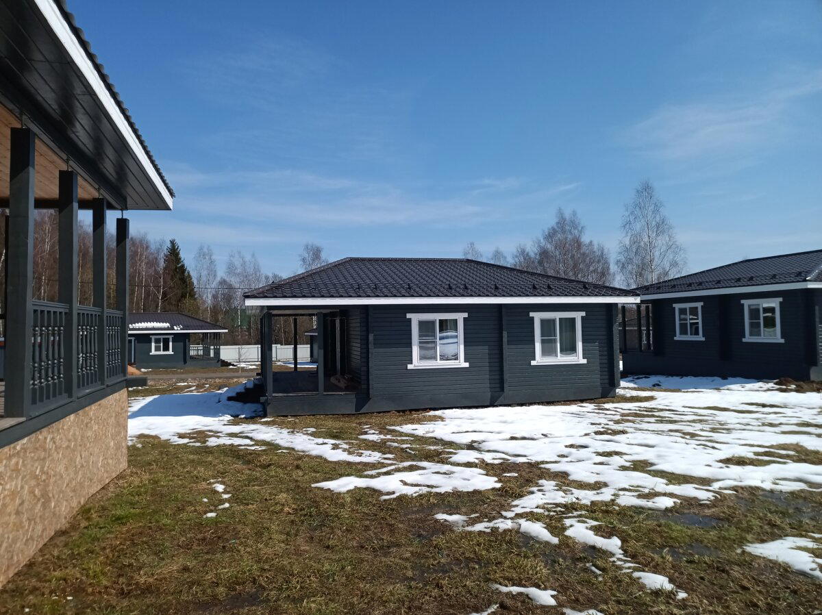 Деревянные цоколи из OSB, прикрученного прямо на брус - фирменный знак этого посёлка.