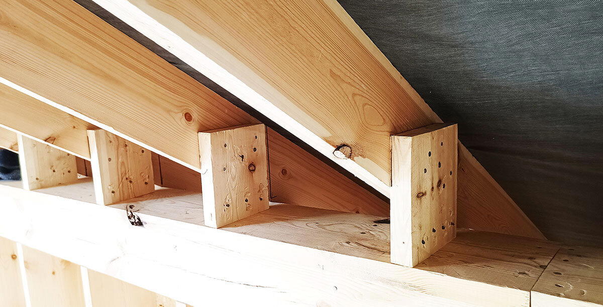 Крепление стропил к мауэрлату в одной крупной домостроительной компании или почему стройконтроль должен начинаться с проекта