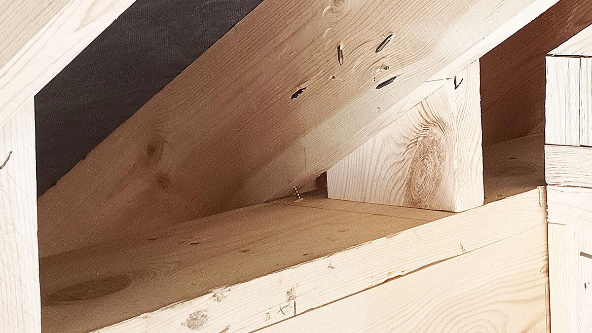 Крепление стропил к мауэрлату в одной крупной домостроительной компании или почему стройконтроль должен начинаться с проекта