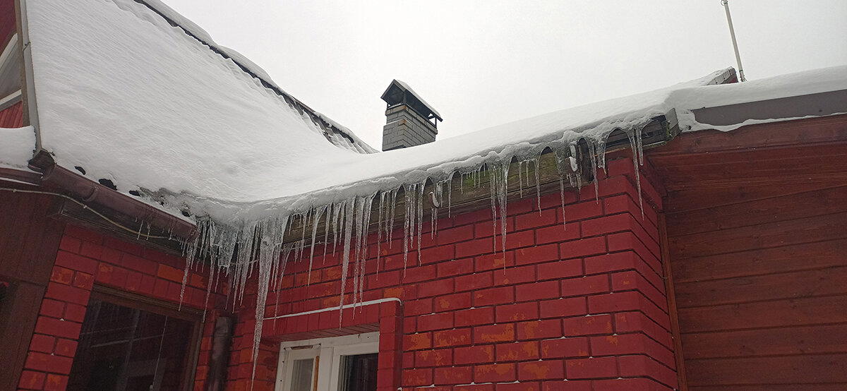Самострой, слепленный из двух домов, за 20+ млн. рублей. Зато метро рядом