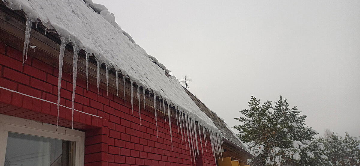 Самострой, слепленный из двух домов, за 20+ млн. рублей. Зато метро рядом