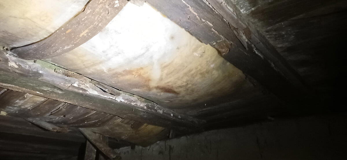 Самострой, слепленный из двух домов, за 20+ млн. рублей. Зато метро рядом