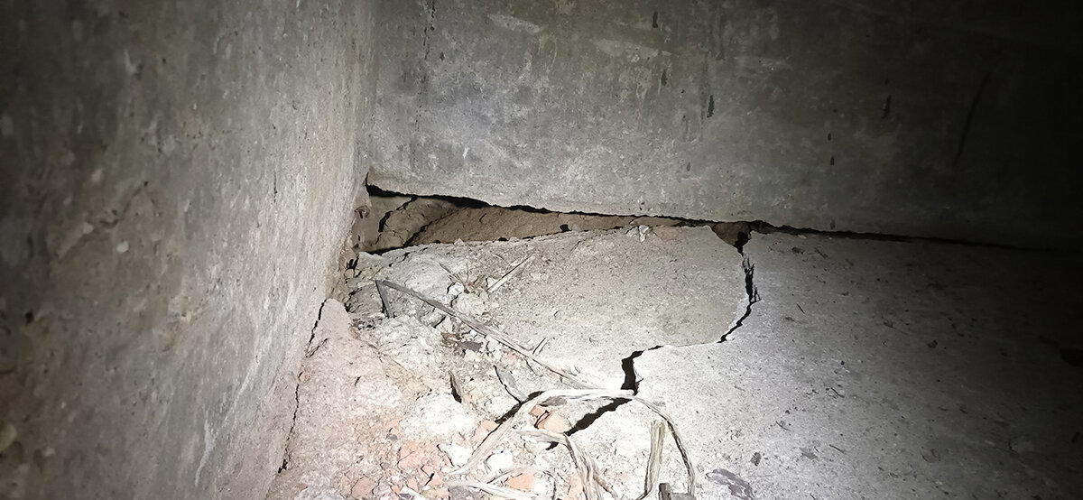 Самострой, слепленный из двух домов, за 20+ млн. рублей. Зато метро рядом