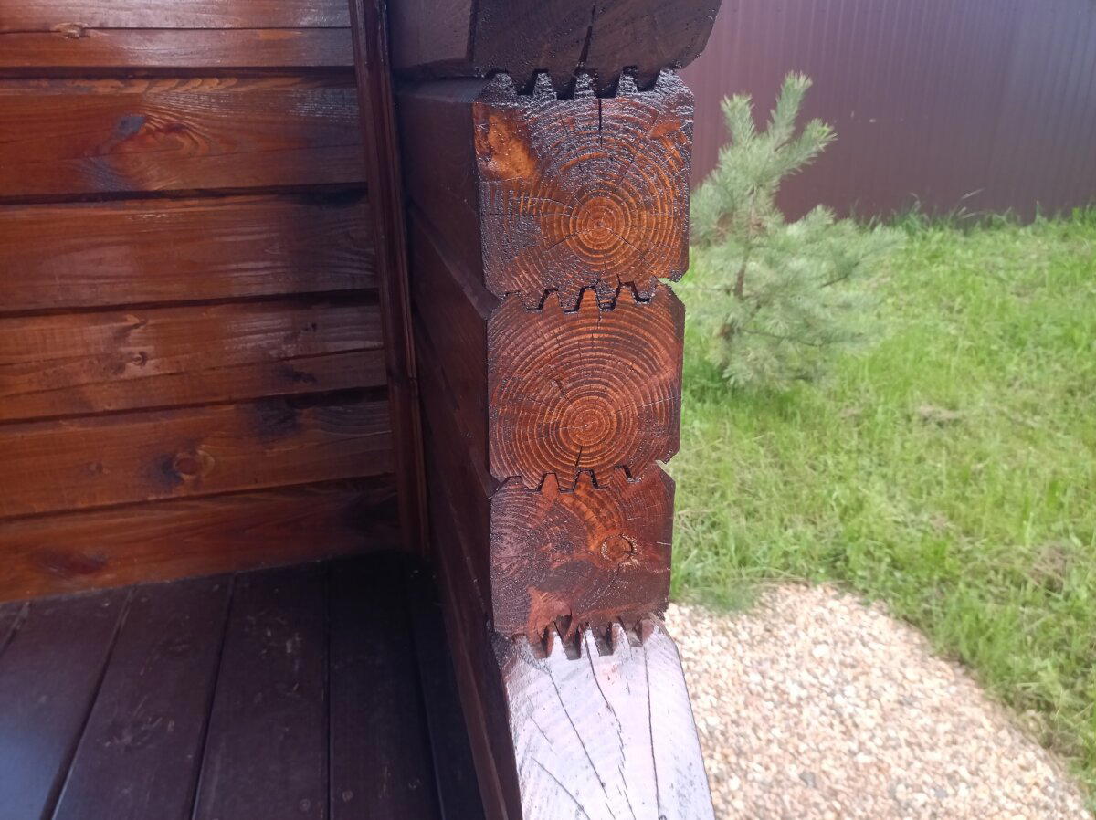 Тут видно, что профиль особо не помогает, когда идёт усадка. Особенно, если он не уплотнён джутом.