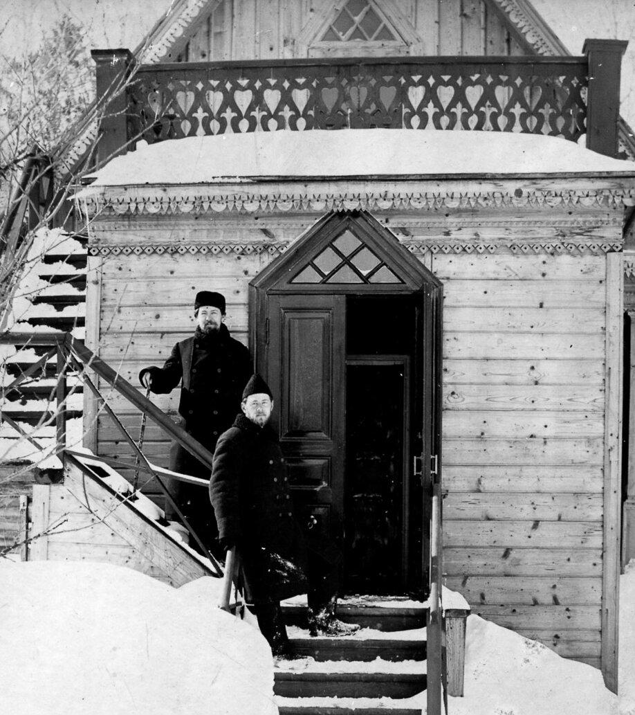 Антон Павлович с братом Михаилом на пороге флигеля.