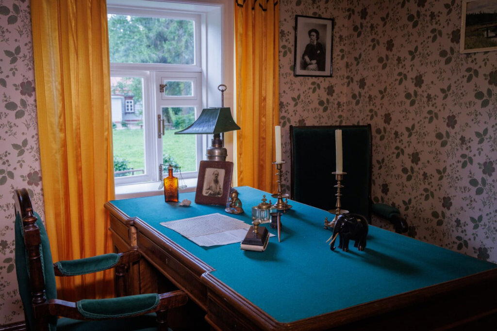 Кабинет А. П. Чехова во флигеле. Имение Мелихово