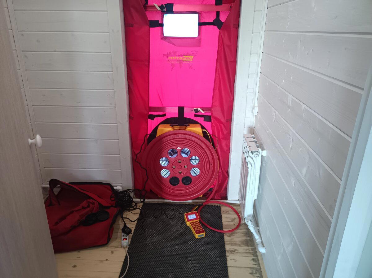 Каркас летит в Канзас! Продувка и обследование очередного псевдодома. Или, почему утепление не работает без пароизоляции