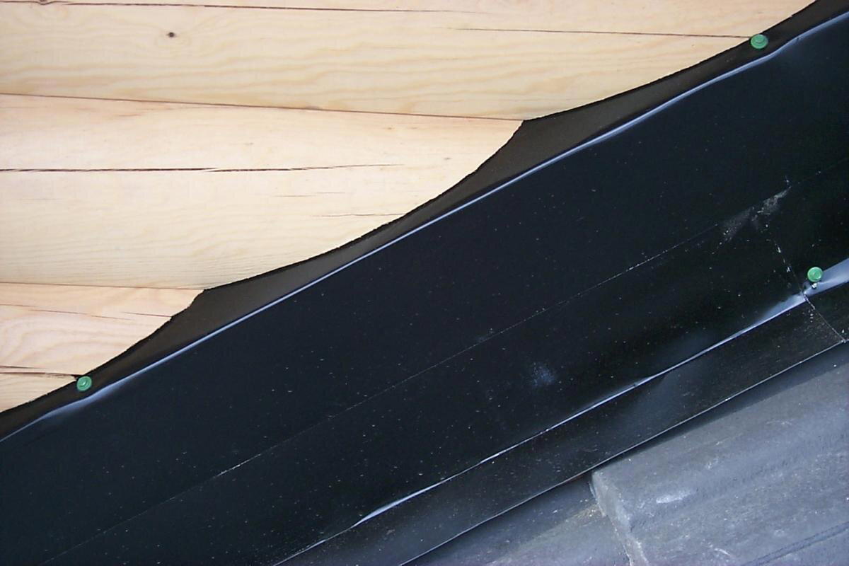 Примыкающая крыша - это ненужные понты. Делать правильно - дорого. А дёшево - опасно