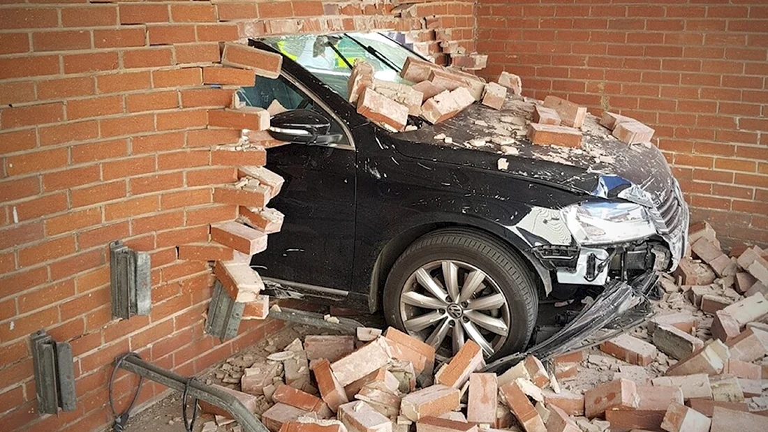 Машина въехала в кирпичный дом с толщиной стены в 1 кирпич.