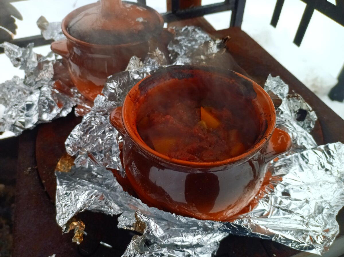 Ленивое жаркое на мангале. Готовим в горшочках за час