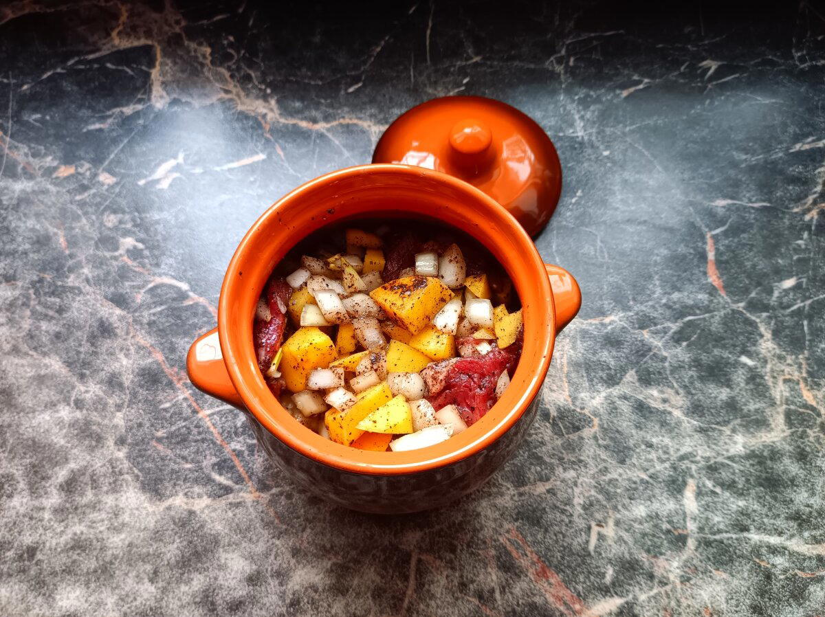 Ленивое жаркое на мангале. Готовим в горшочках за час