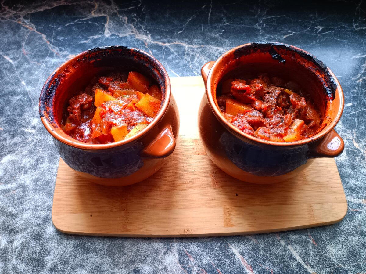 Ленивое жаркое на мангале. Готовим в горшочках за час