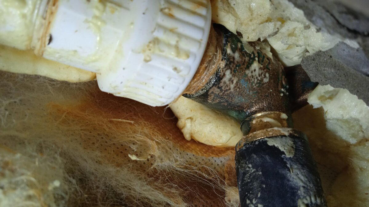 Почему замуровывать трубы и соединения в стены нежелательно