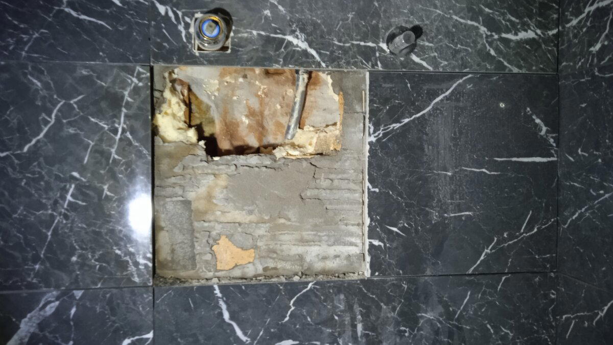 Почему замуровывать трубы и соединения в стены нежелательно