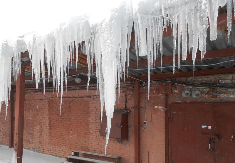 Сосульки против физики. О чём говорят сосульки на вашем загородном доме и почему они могут быть с любой стороны крыши