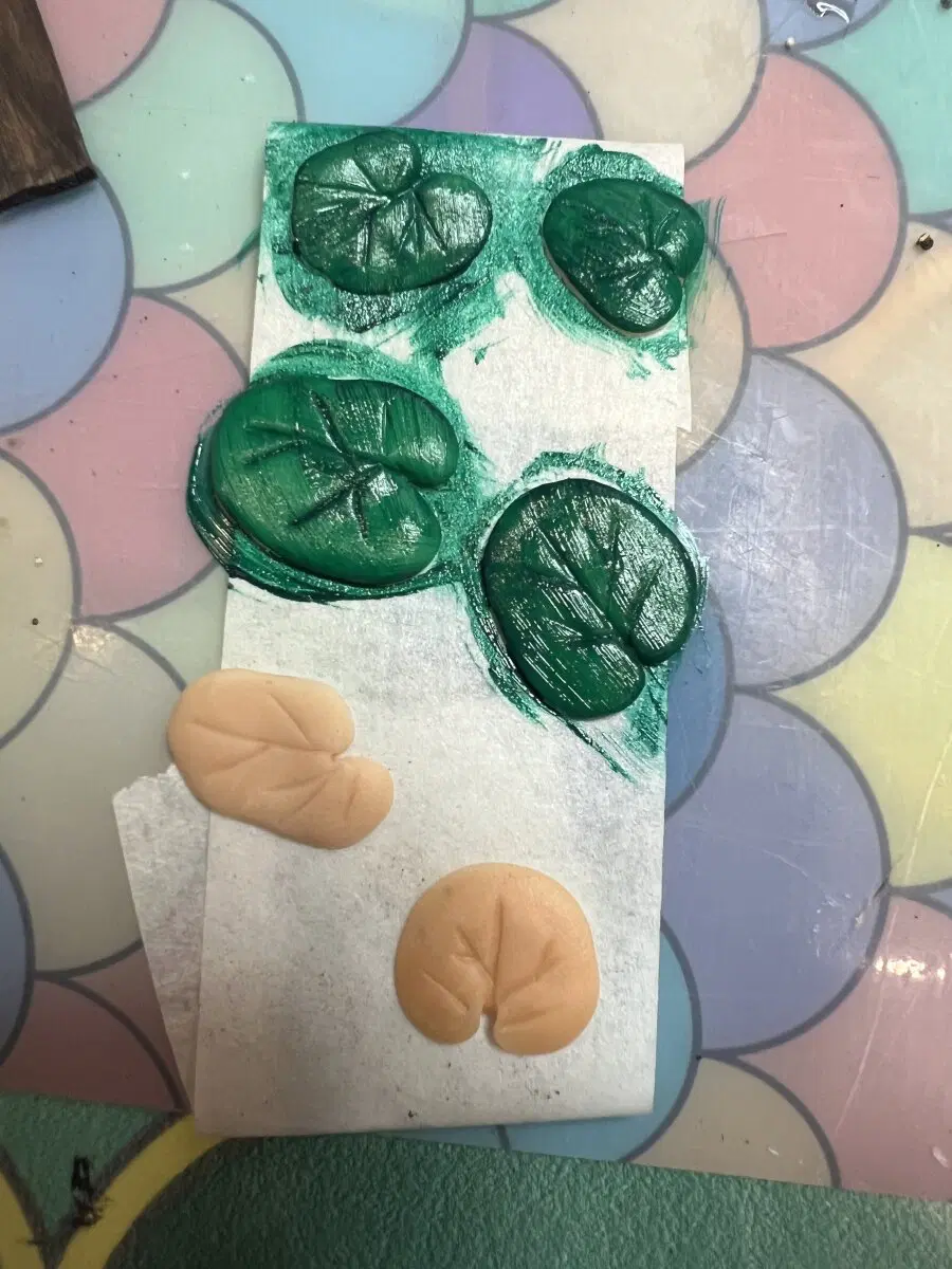 Сделала всякие детальки, подсмотрела что такую мелочь очень удобно красить на малярном скотче