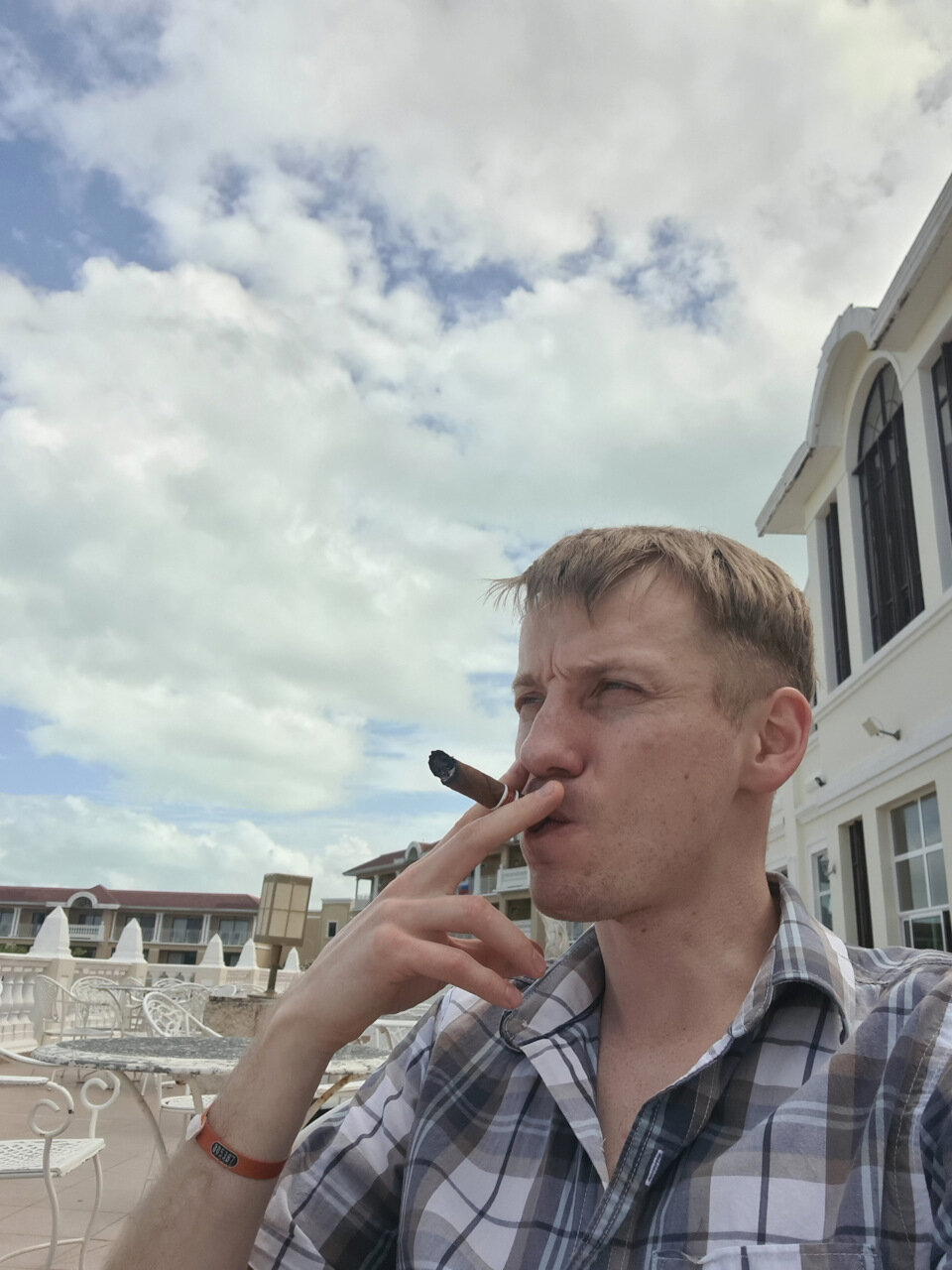 Учиться курить я начал со сложного — с сигар