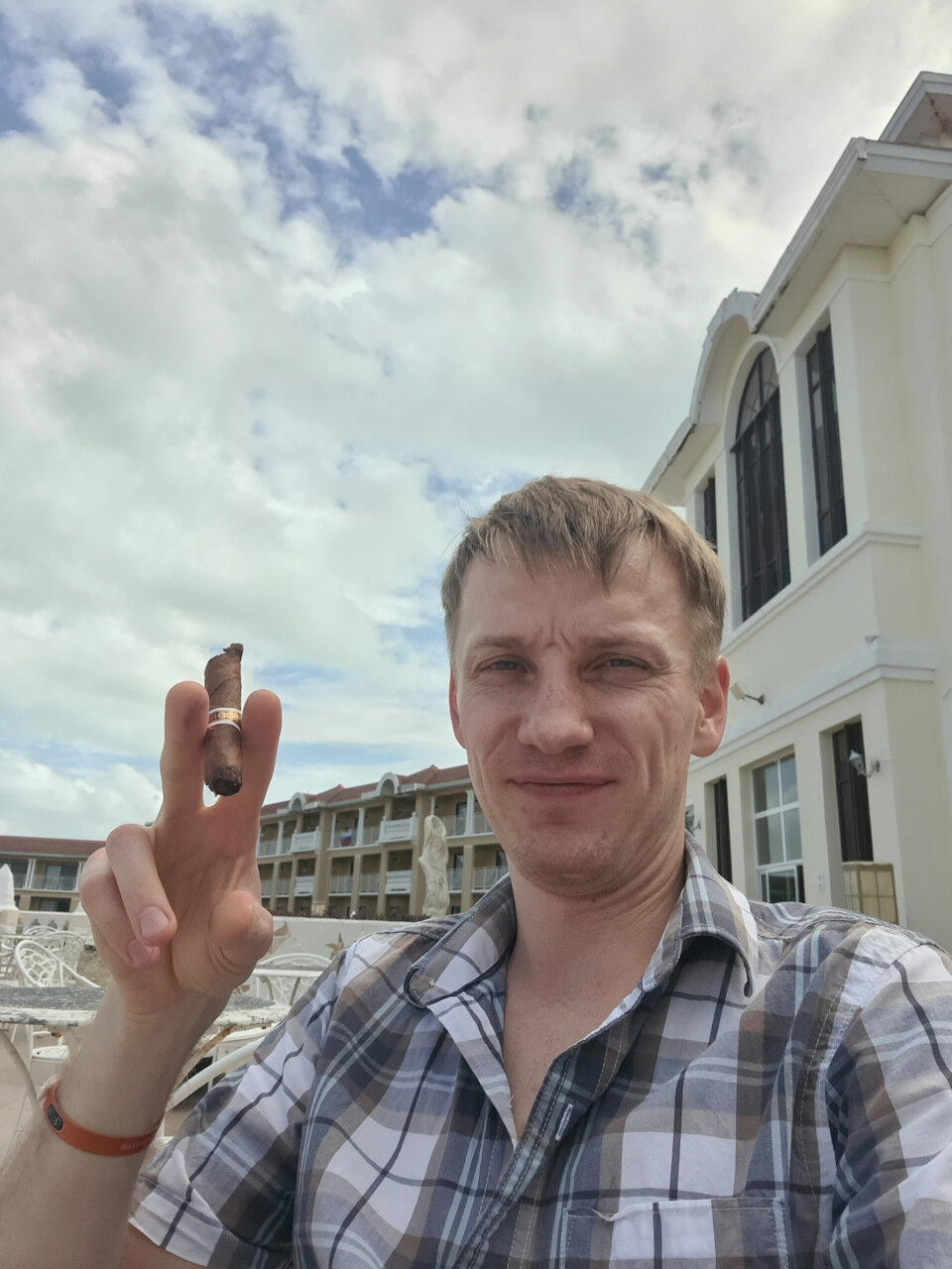 Отец давно растолковал как их правильно употреблять. Я показал Вове. А Вова 5 лет назад курить бросил. Но сигару — можно.