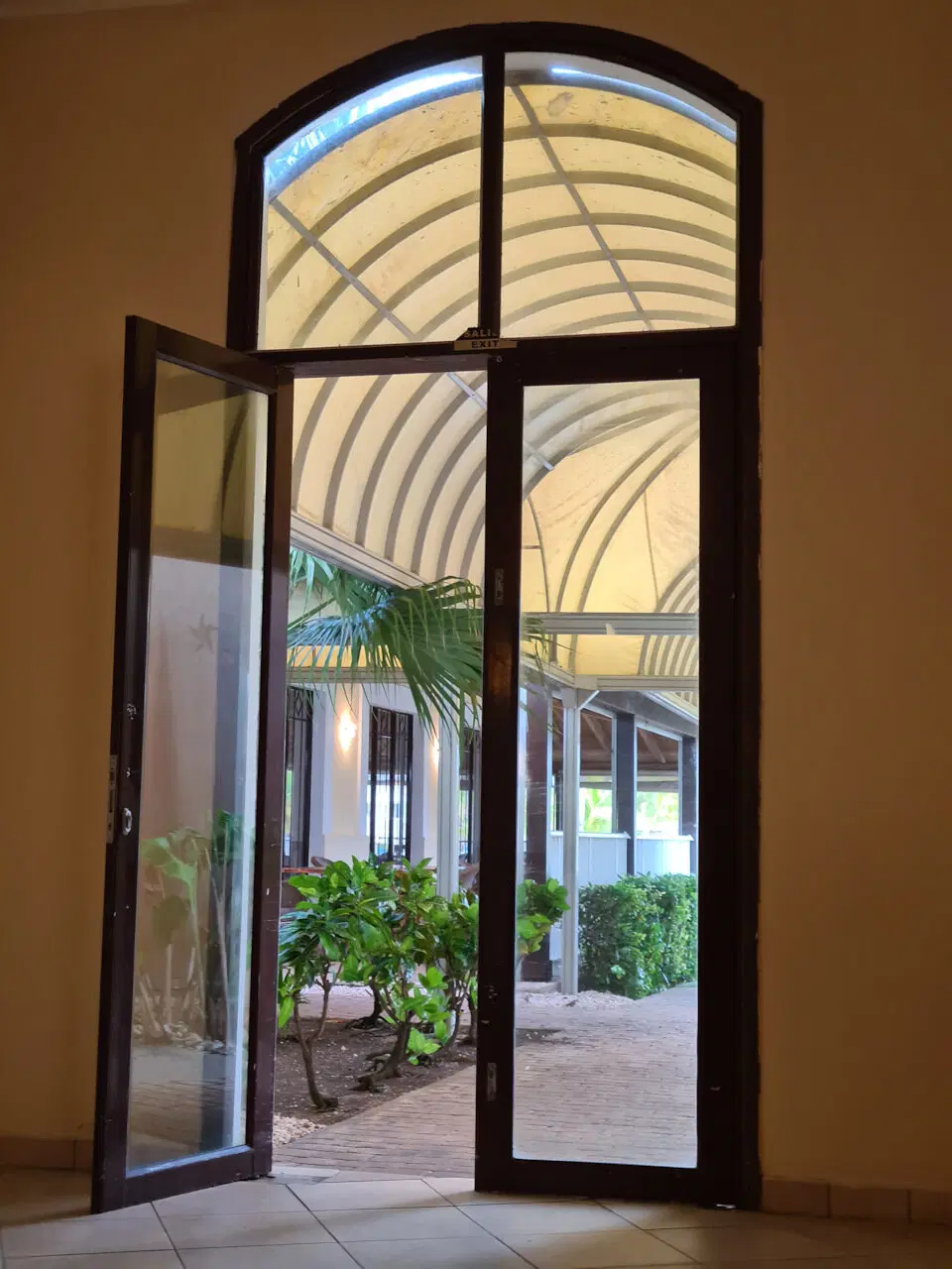 Из столовой — во двор