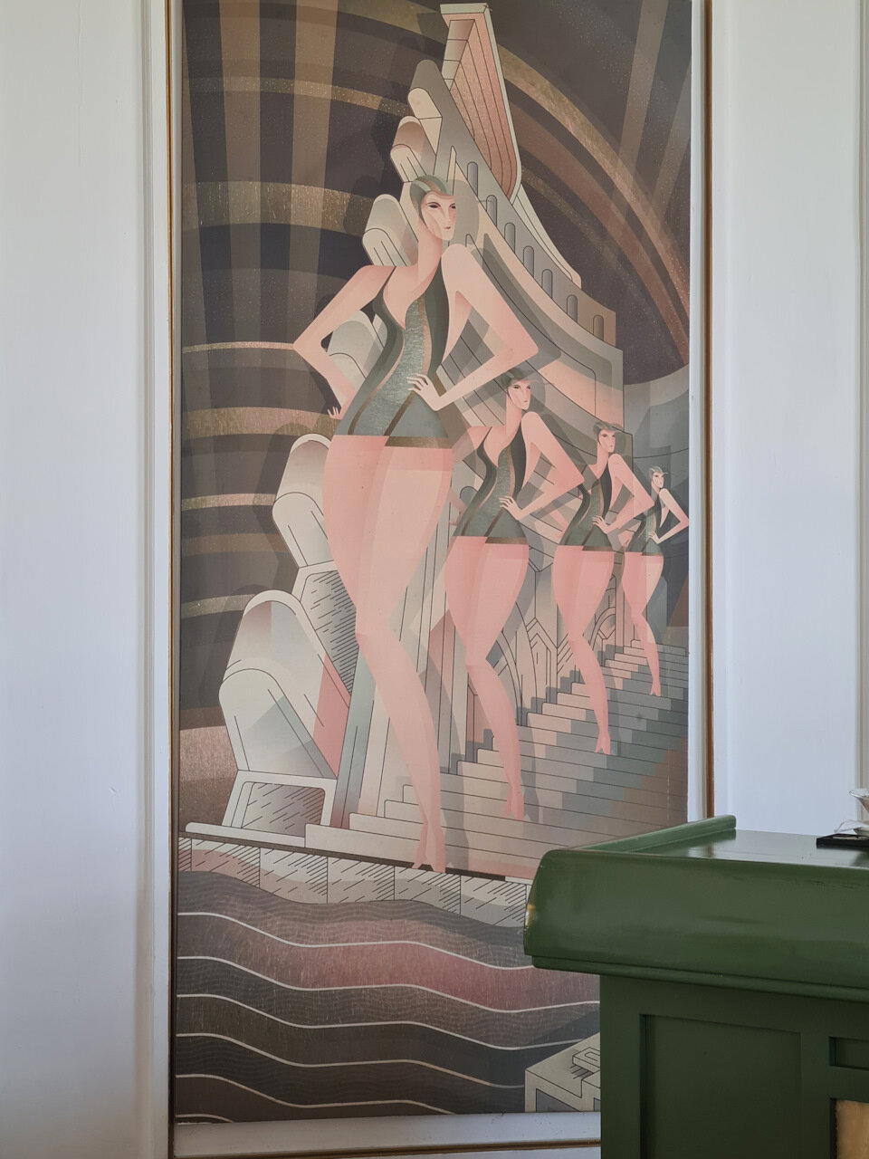 Барельеф в баре.