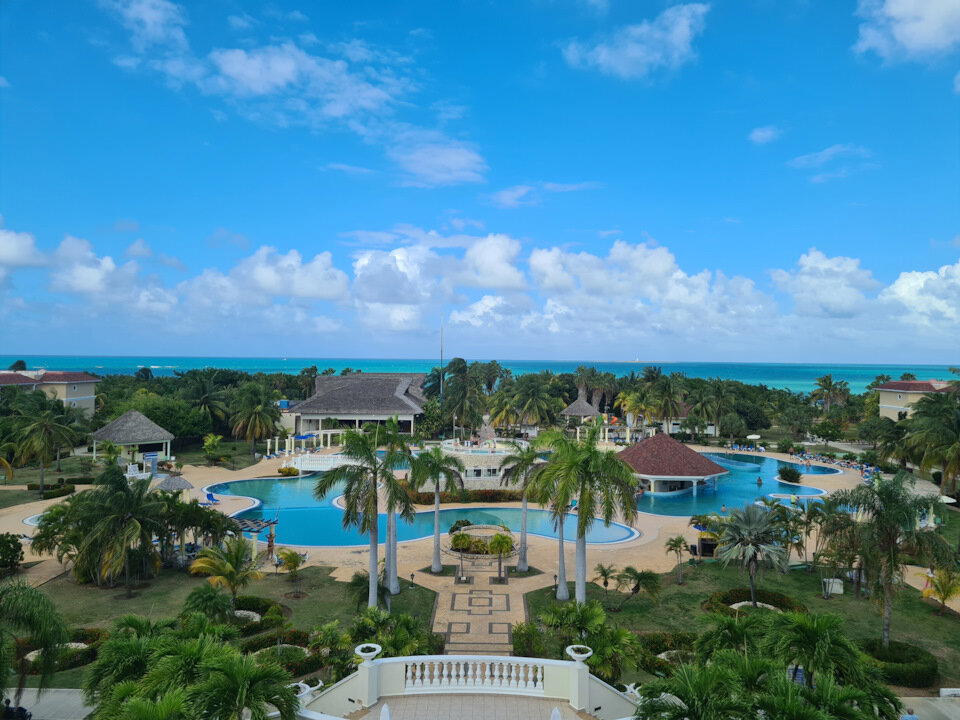 Сходил в спортзал. Работает до 19 дня. Ну, камон! Какой спортзал днём? Это - вид из окна спортзала.