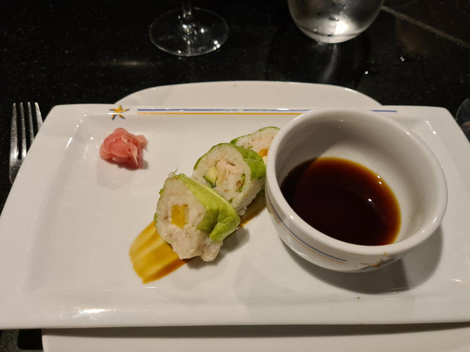 Ну… Повары стараются, но листья салата вместо нори…