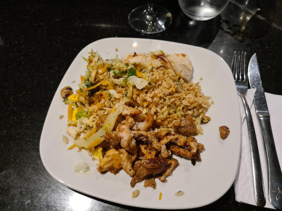 А вот главное блюдо — вкусно. Шоу поварское вполне полноценное.