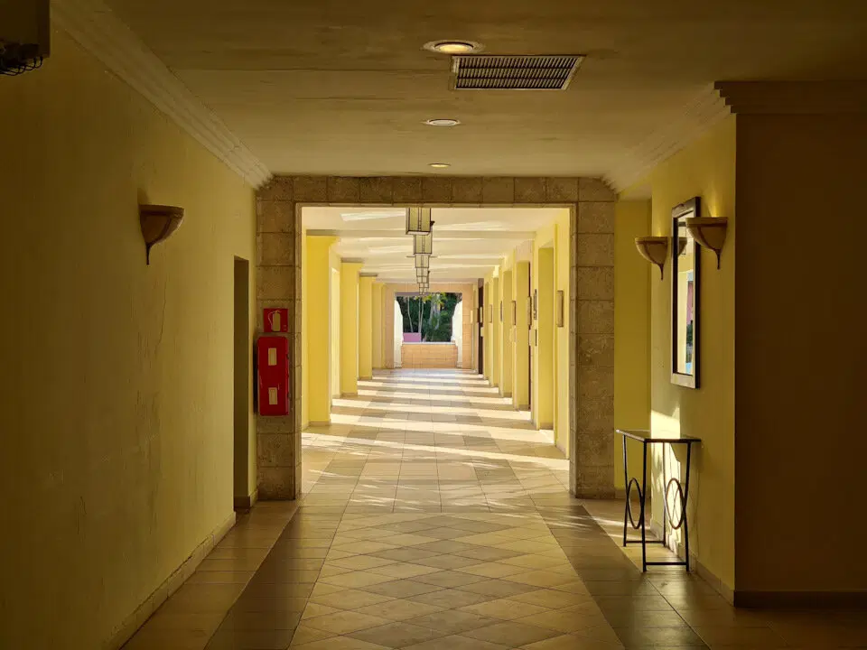 Дорога к ресторанчикам и театру.