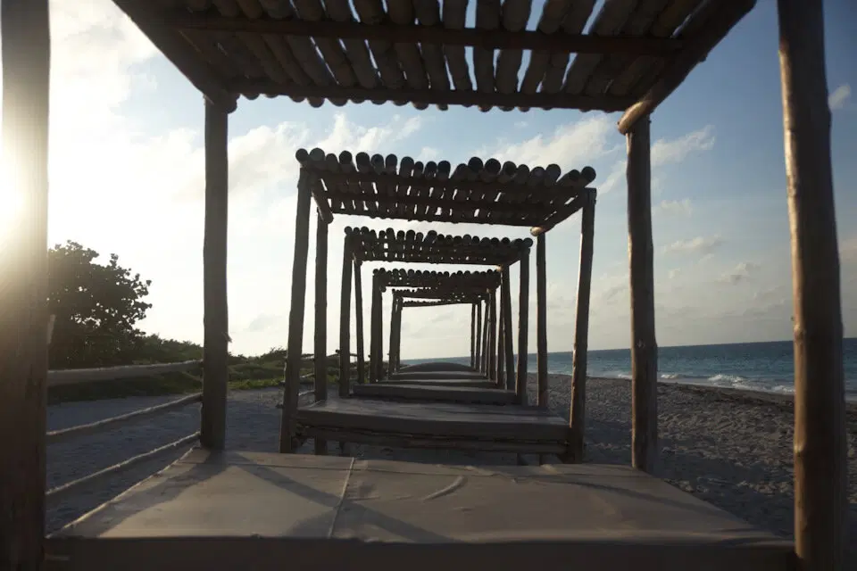 После обеда прихватил на пляж камеру. Снимать некого, нечего, скучно.