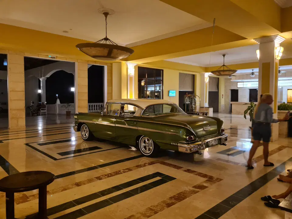 Весь день стоял во дворе, вечером в фойе закатили, ближе к ночи укатили. Мотор, вроде, оригинал.