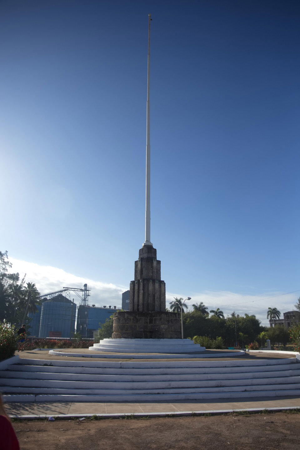 Героическое место! Здесь впервые подняли флаг Кубы.