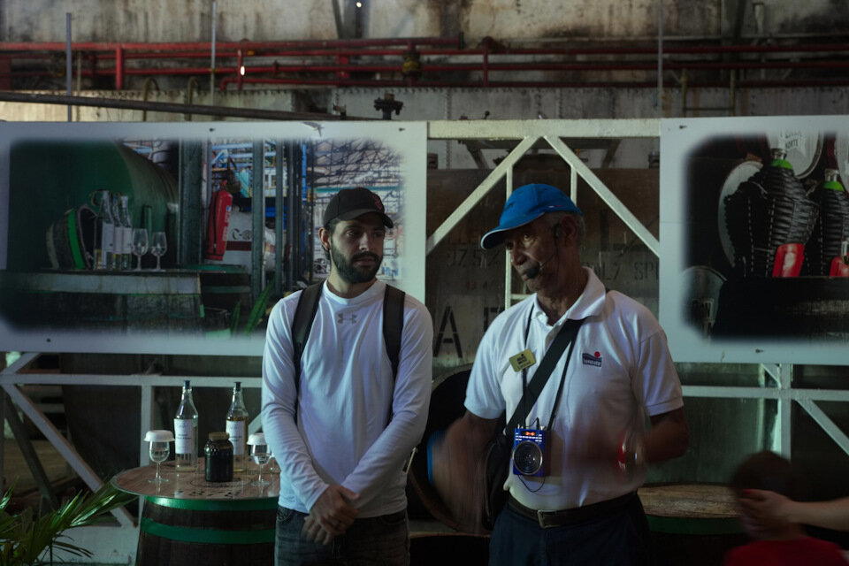 Местный работник и экскурсовод и наш гид.