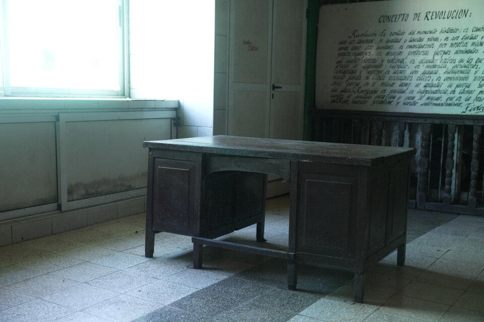 Такой… наркомовский стол.