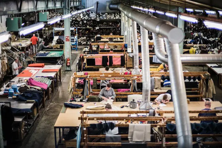 Фабрика есть до сих пор, к Чарльзу Макинтошу отношения не имеет, но маркетологам с рассказами о технологиях 19 века это не мешает