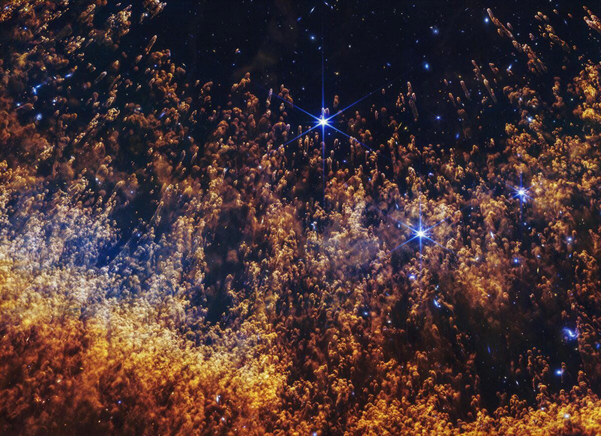 Видно, как излучение звезды как бы сдувает пыль после взрыва и образуются эдакие вытянутые сгустки