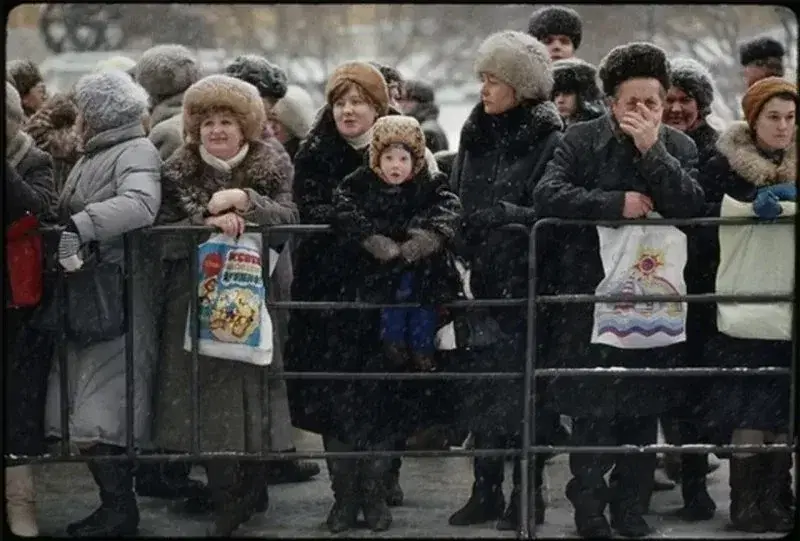 Родители ждут детей после Кремлёвской новогодней ёлки. Москва. СССР. 1988 г.