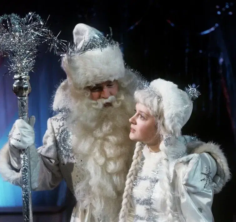 Дед Мороз и Снегурочка на детском празднике для малышей в Колонном зале Дома союзов. СССР. 1973 г.