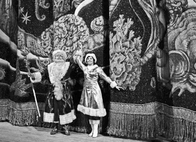 Дед Мороз и Снегурочка приветствуют зрителей в зале Детского музыкального театра. СССР. 1979 год. 