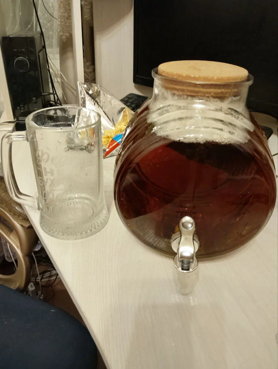 Объём 5 литров., стекло, пробка, пластик.