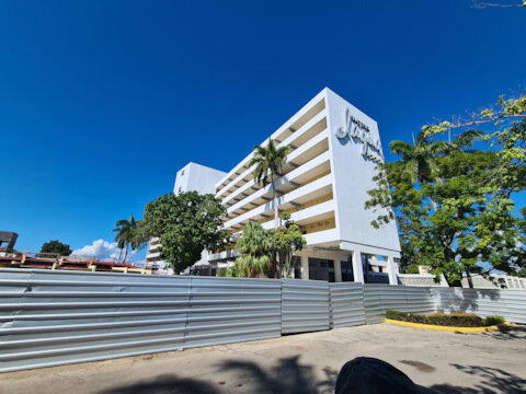 Гостиница не помню как её там — на реконструкции.